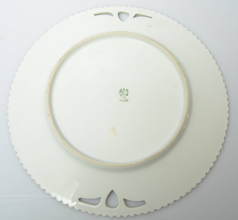 Dekoratīvs porcelāna šķīvis 