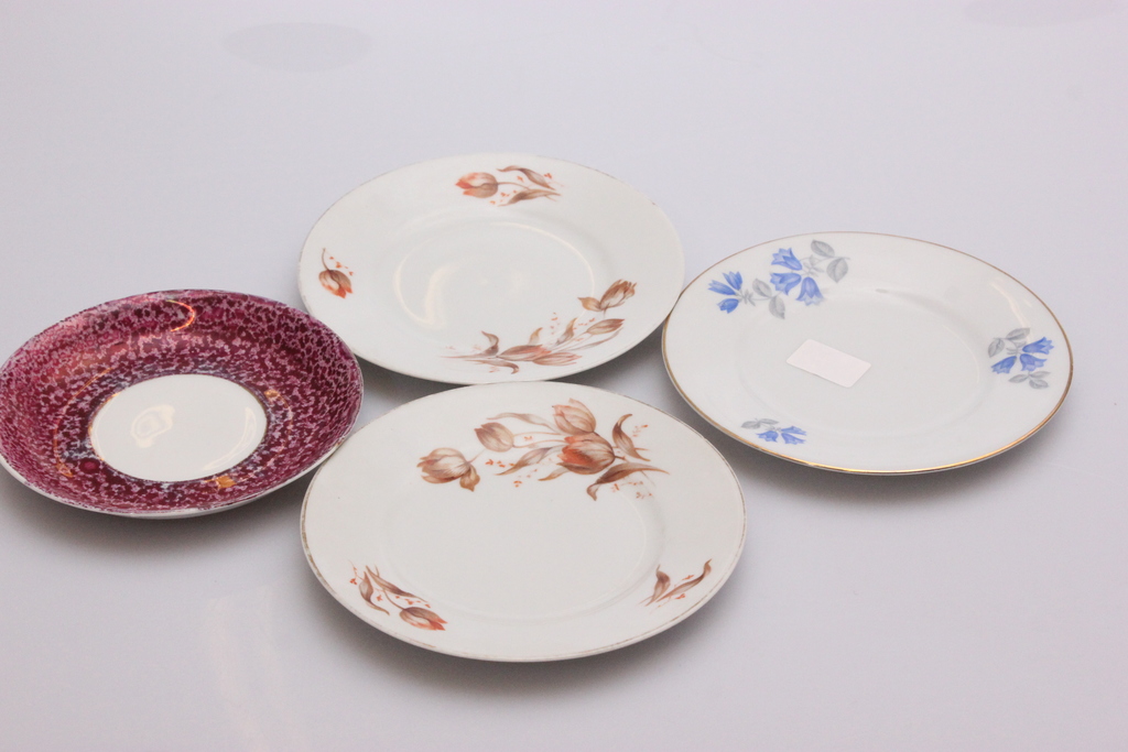 Different porcelain saucers (4 pieces)