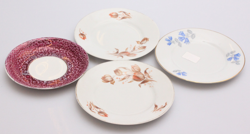 Different porcelain saucers (4 pieces)