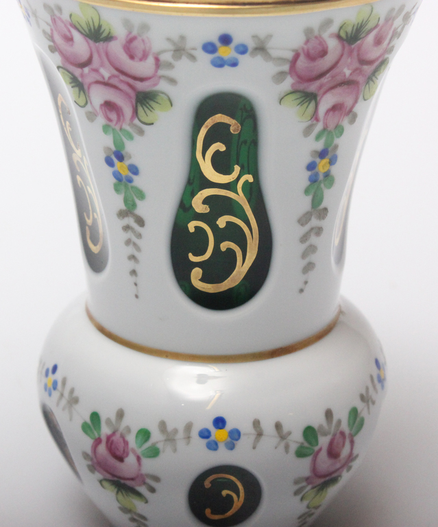 Двухслойная стеклянная ваза с цветочной росписью