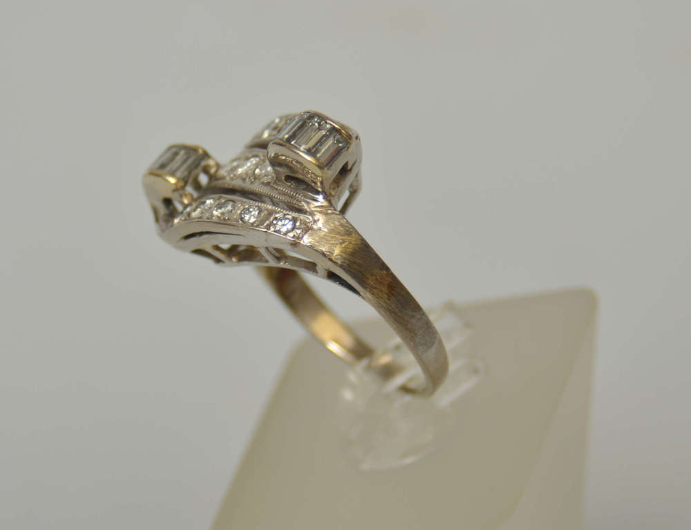 Золотое кольцо с бриллиантами в форме тора