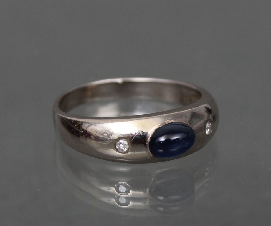 White gold ring with sapphire and diamonds