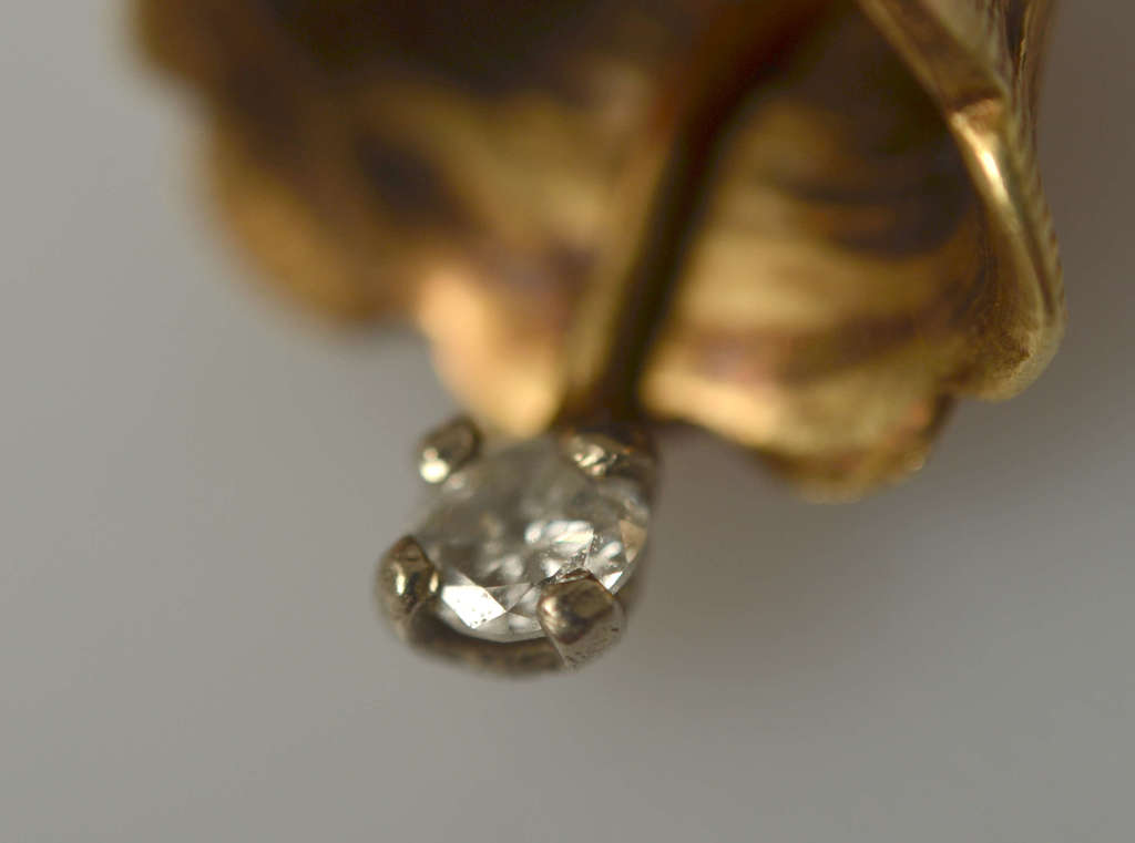 Женская золотая брошь в виде цветка с бриллиантом