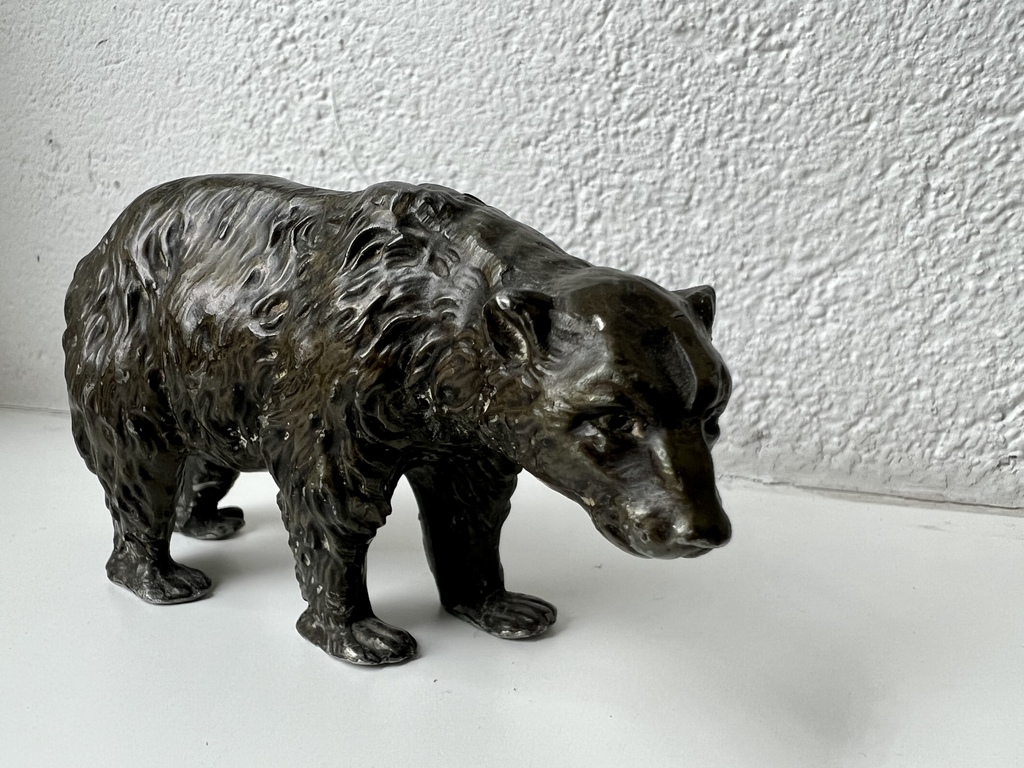 No metāla izgatavota lāča figūra