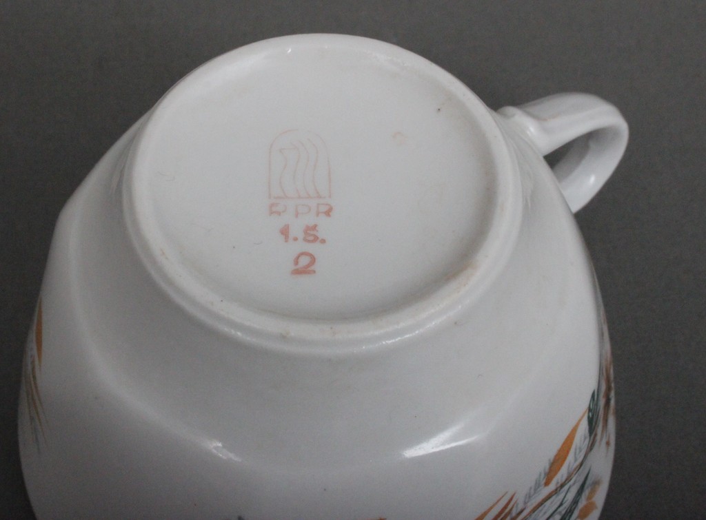 Porcelain cups with saucers (6 pcs.)