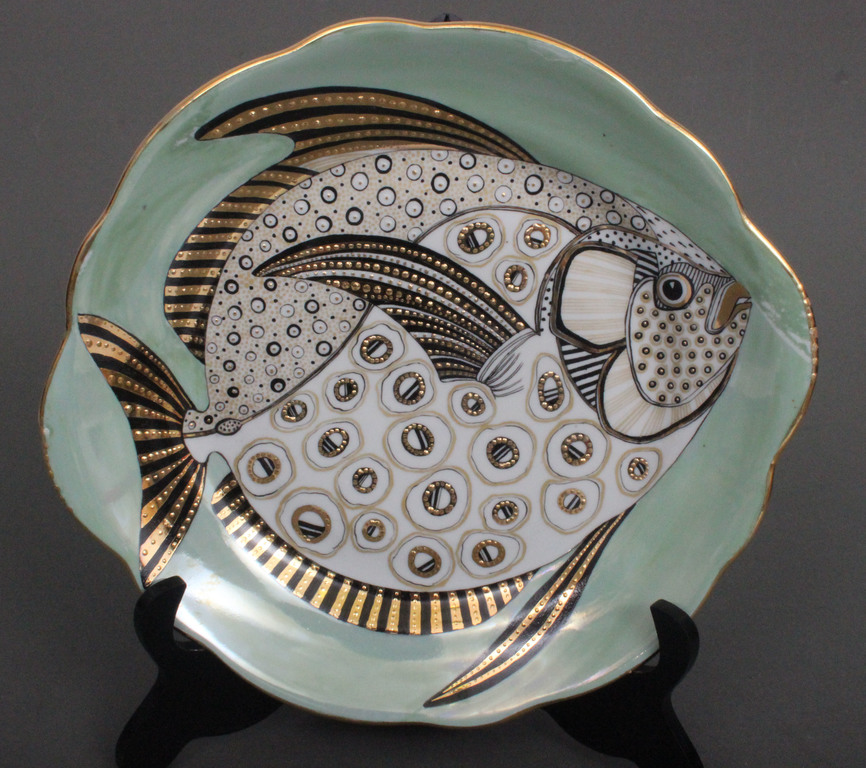 Decorative porcelain wall plate 