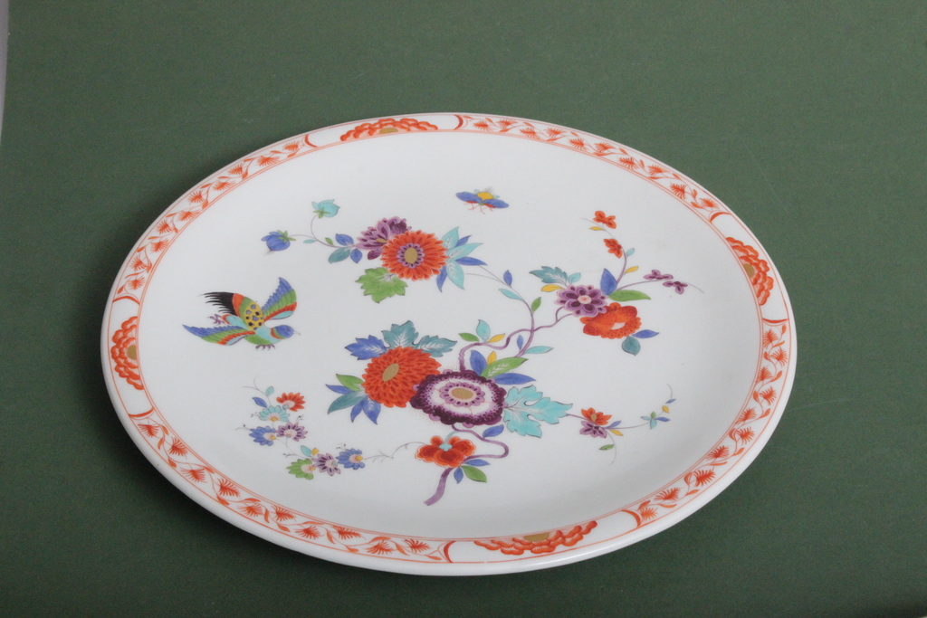 Фарфоровая декоративная тарелка с цветами