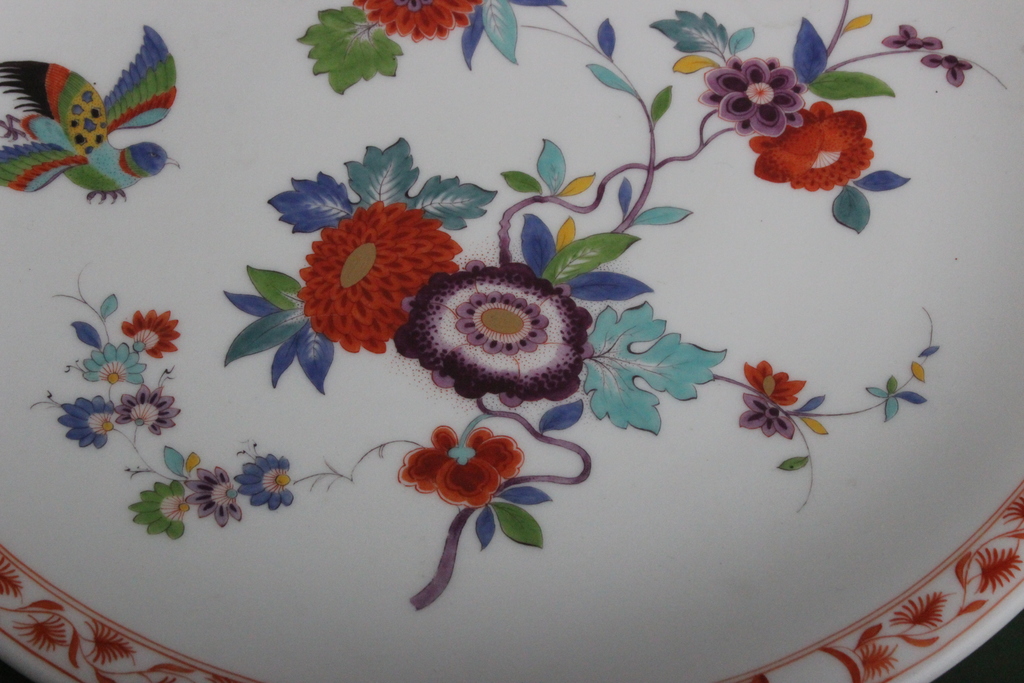  Porcelāna dekoratīvais sienas šķīvis ar ziediem   
