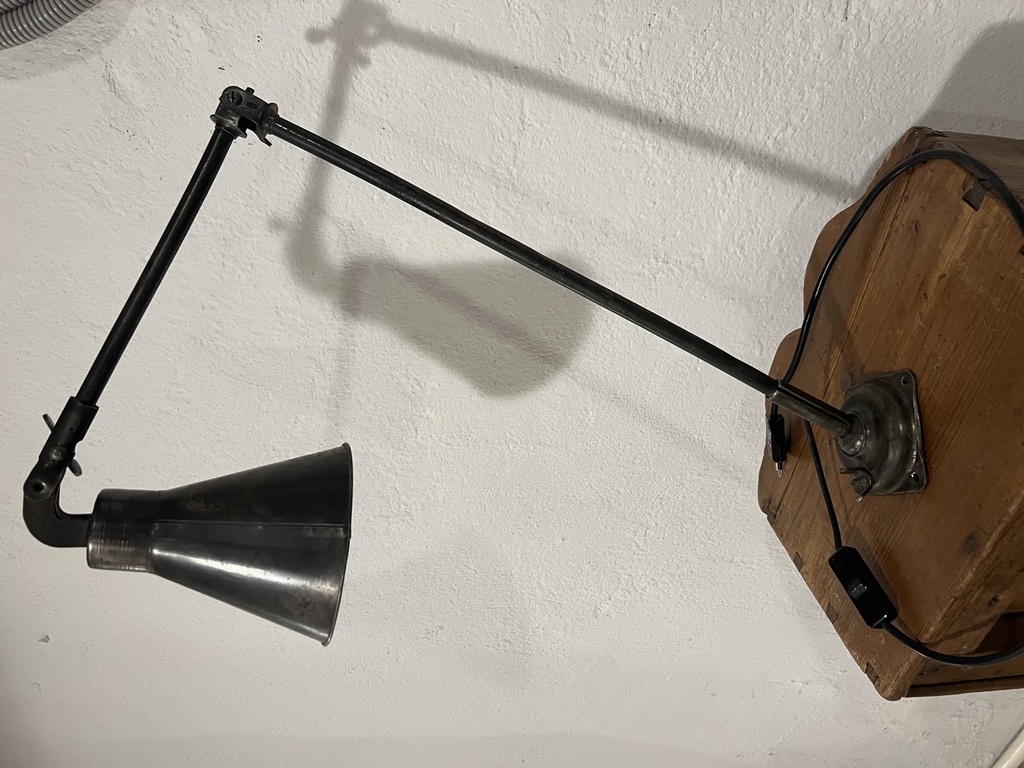 Настольная лампа из металла в стиле лофт