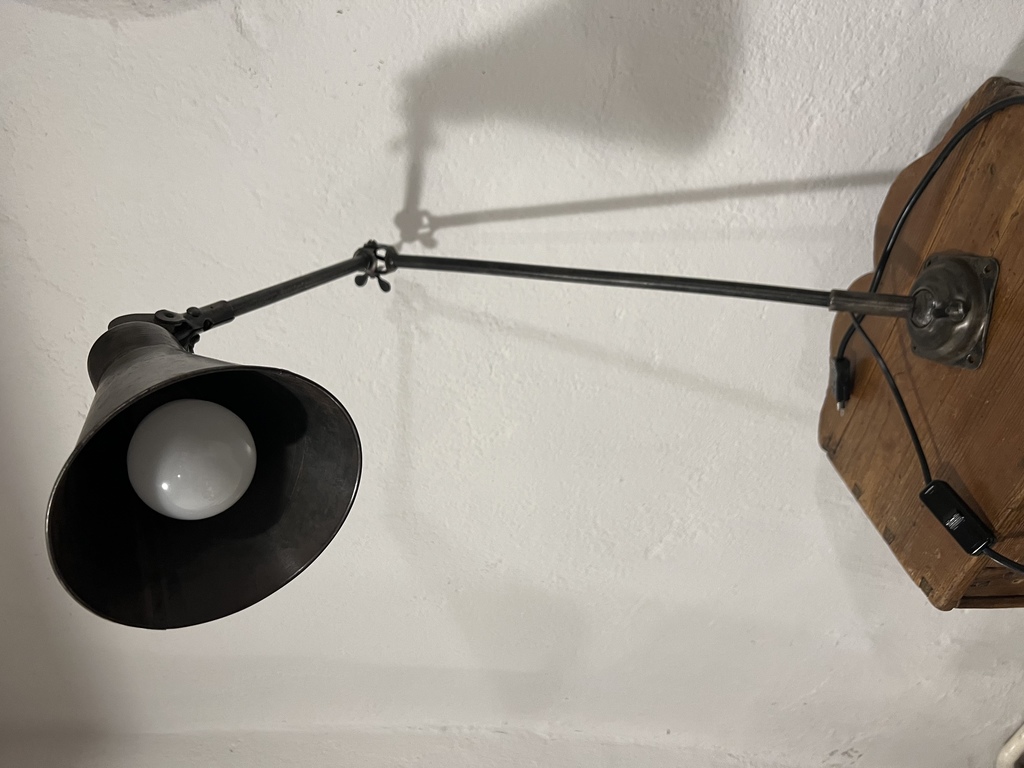 Metāla galda lampa bēniņu stilā