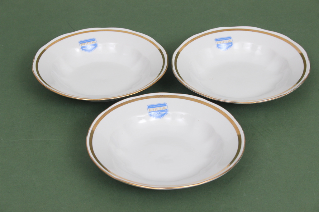 Porcelain plates (3 pcs) 