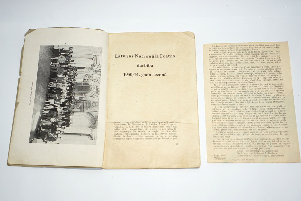 Grāmata ''Latvijas nacionālā teātra darbība 1930-31.gada sezonā'' un plakāts ''Kā iznīcināt tarakānus''