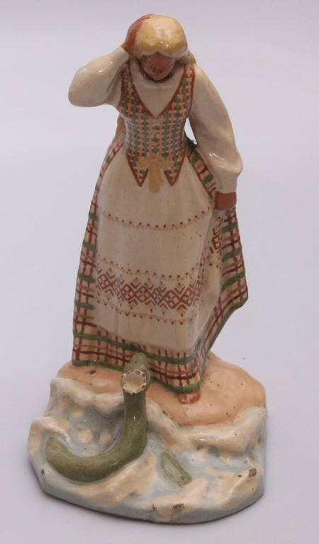 Kauņas keramikas figūra Meitene ar zalkti