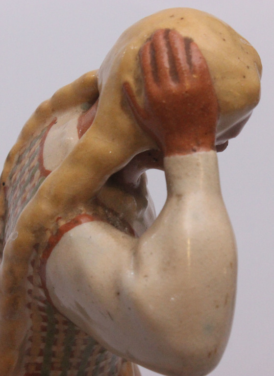 Kauņas keramikas figūra Meitene ar zalkti