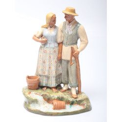 Kauņas keramikas figūra Meitene ar puisi pie avota