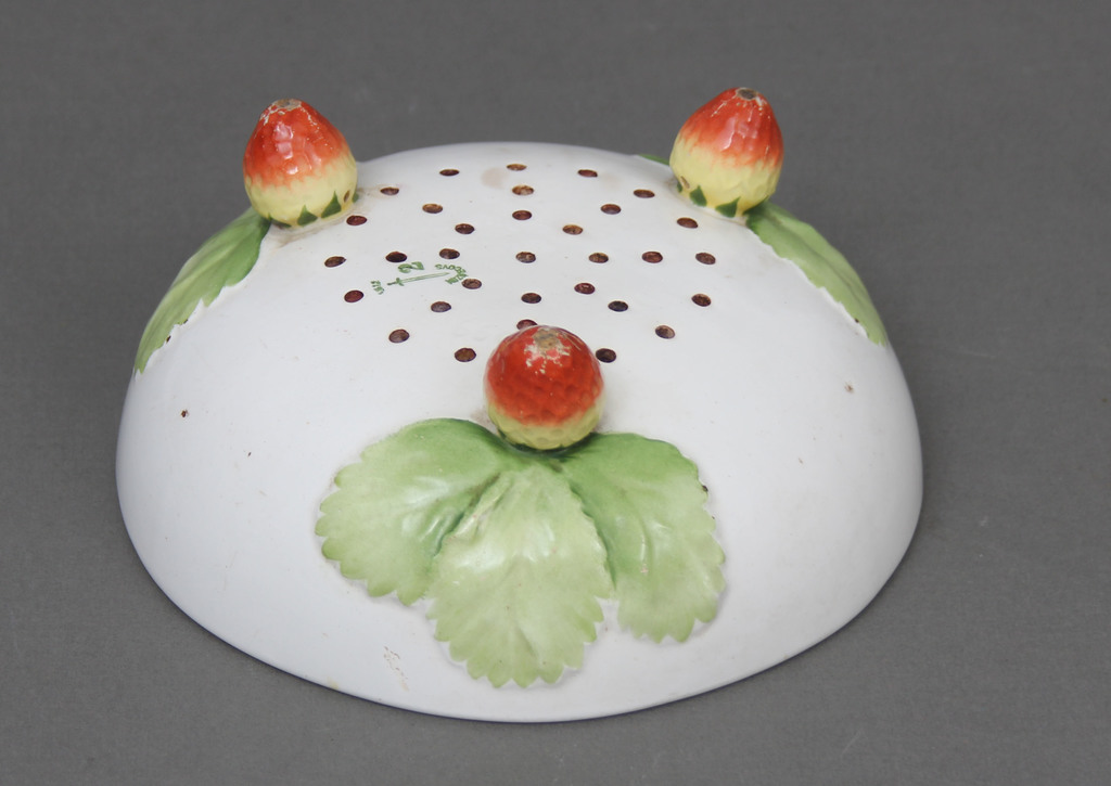 Porcelain strawberry dish