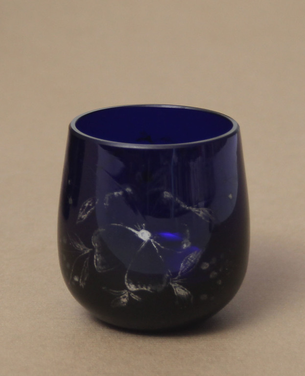 Tumši zila stikla karafe ar piecām glāzītēm