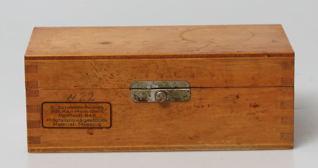 Набор гирь из латуни в деревянном ящике