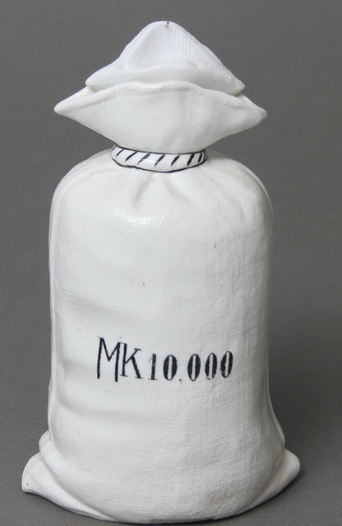 Porcelāna karafe ar korķi maisa formā 