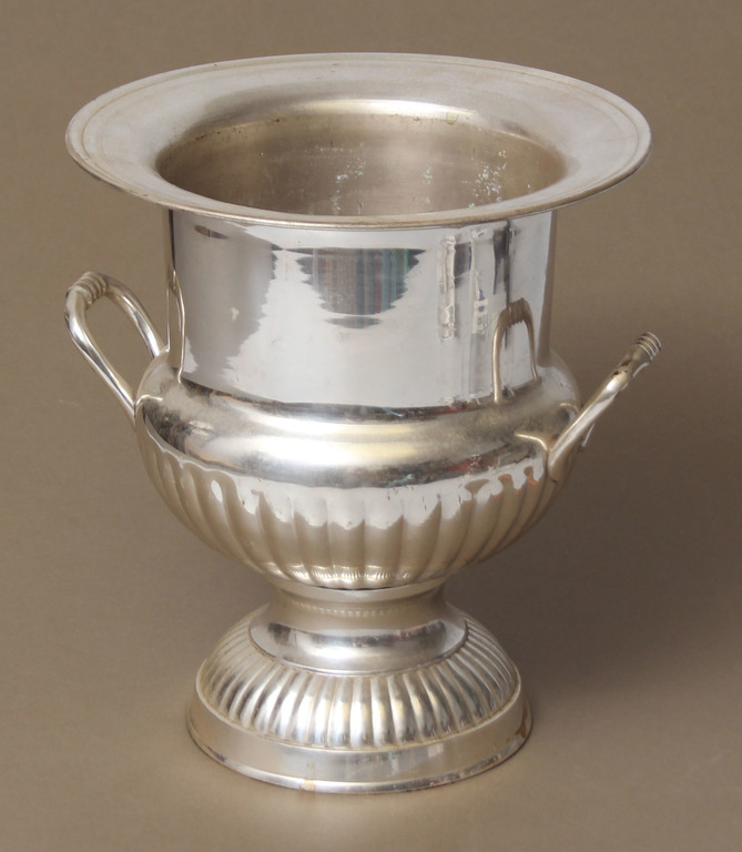 Silver-plated vessel for cooling wine