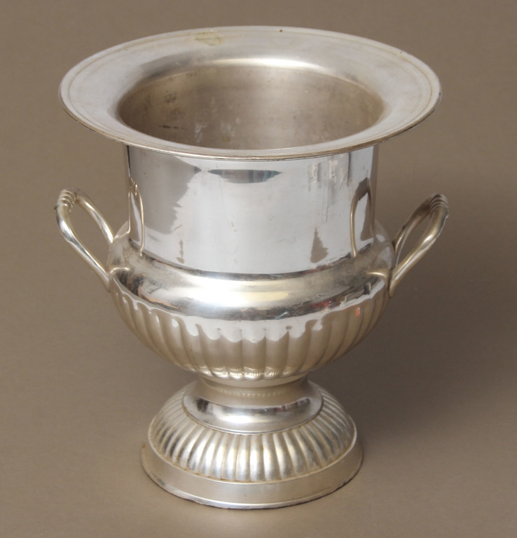 Silver-plated vessel for cooling wine