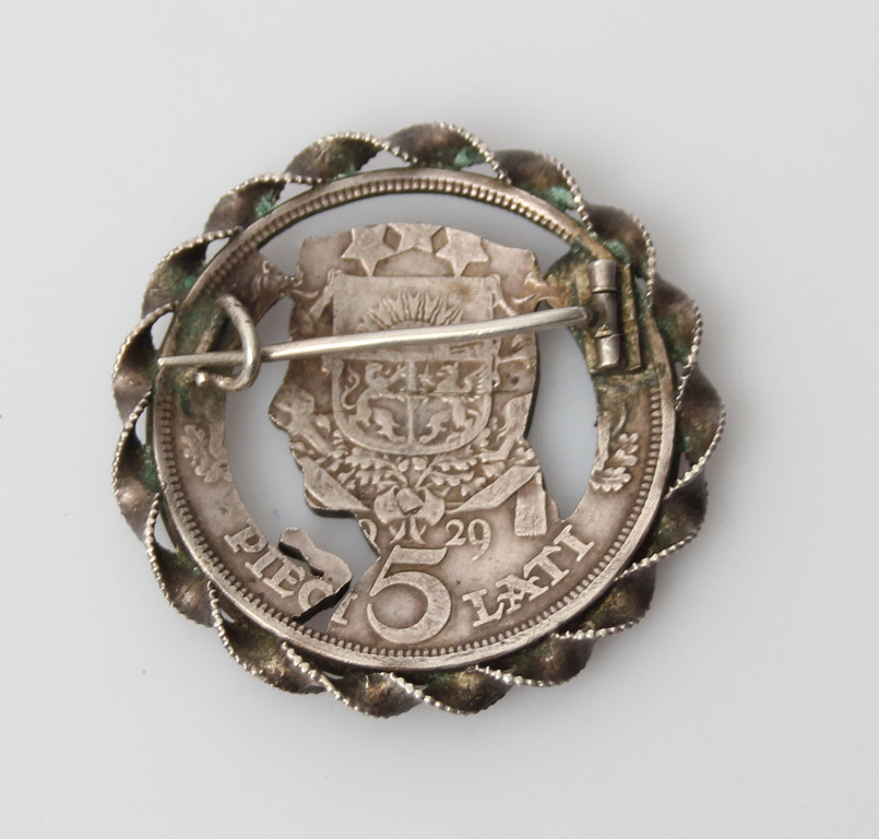 Sudraba piespraude, izgatavota no Latvijas piecu latu monētas