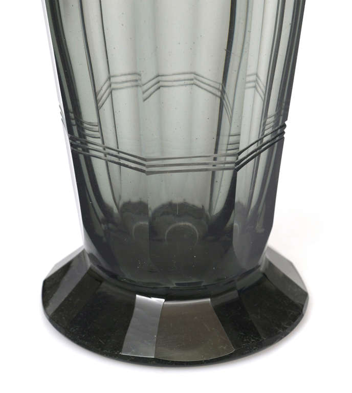 Стеклянная ваза цвета дымчатого топаза