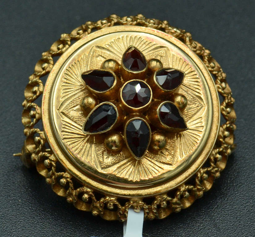 Gold brooch with garnets