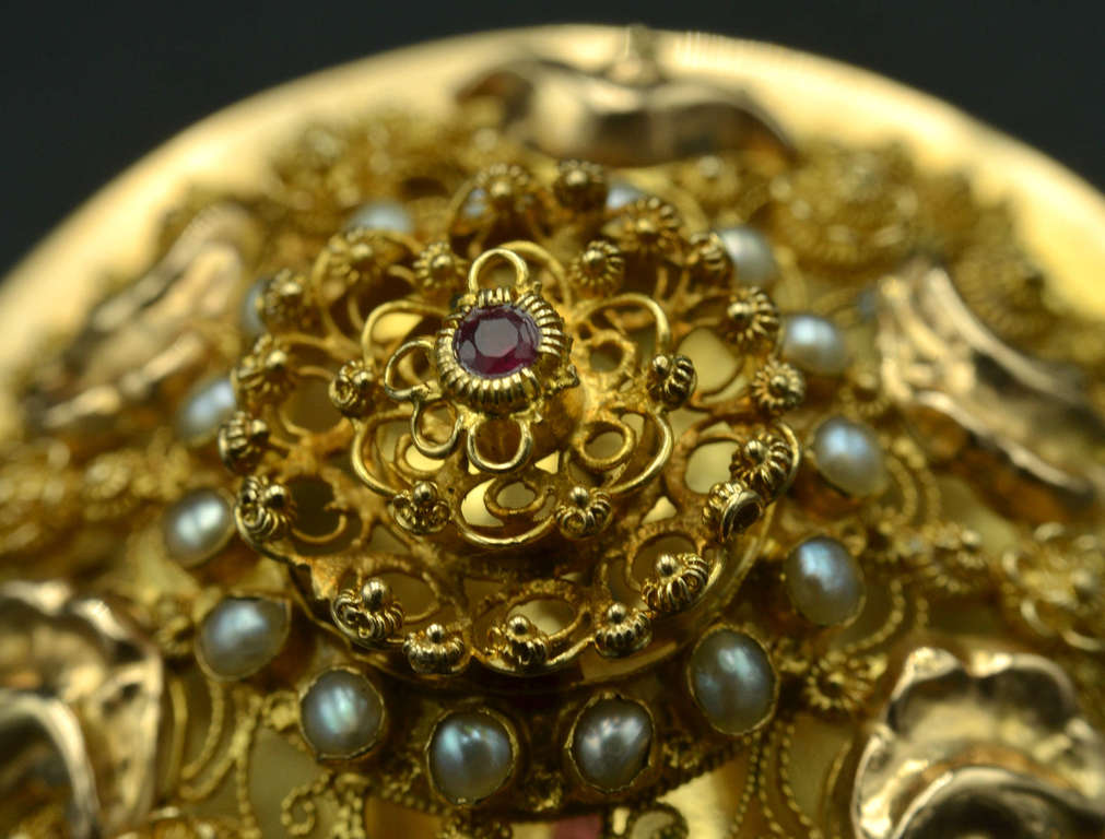 Gold brooch with ruby and pearls