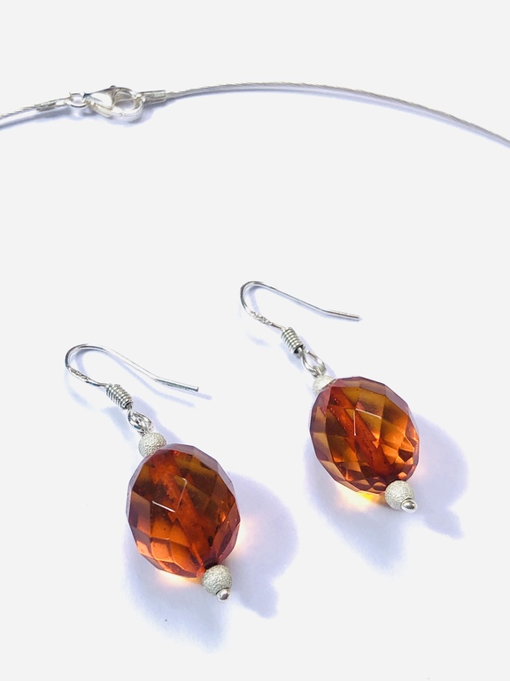 Silver necklace with earrings. Polished (diamond cut) amber.