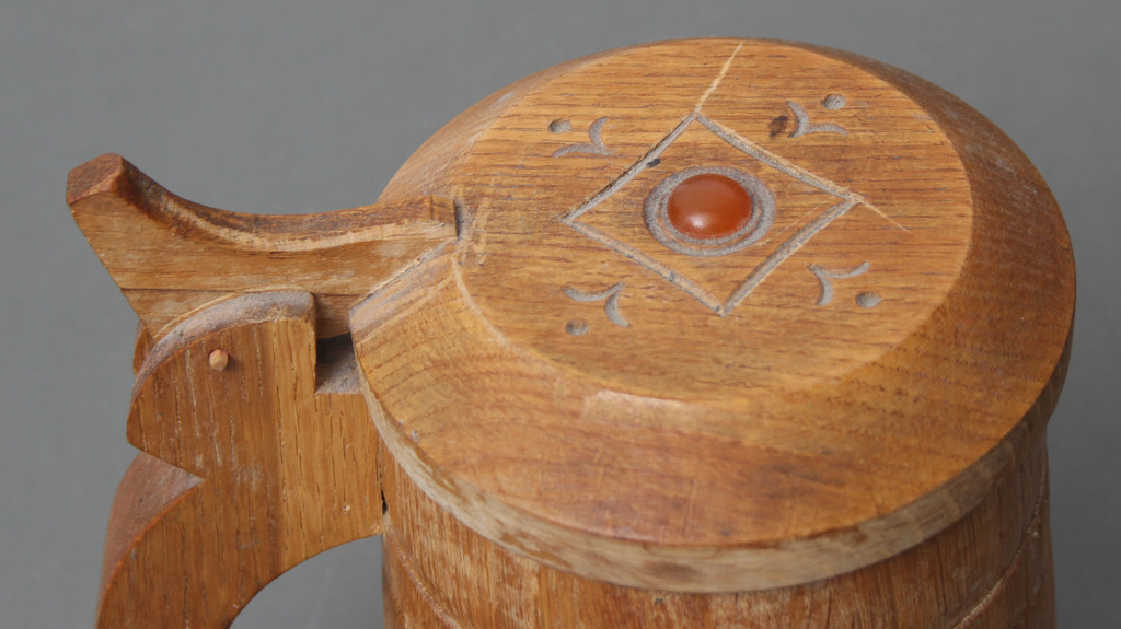 Деревянная пивная кружка с янтарем