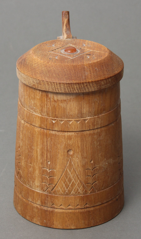 Деревянная пивная кружка с янтарем