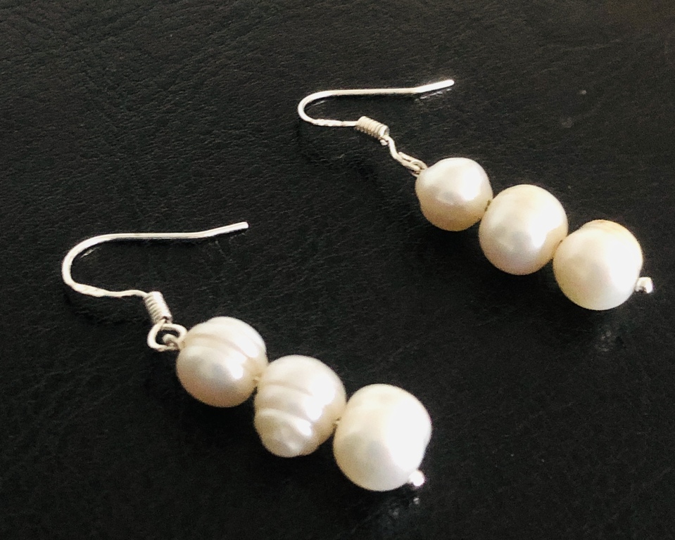 Silver earrings with natural pearls