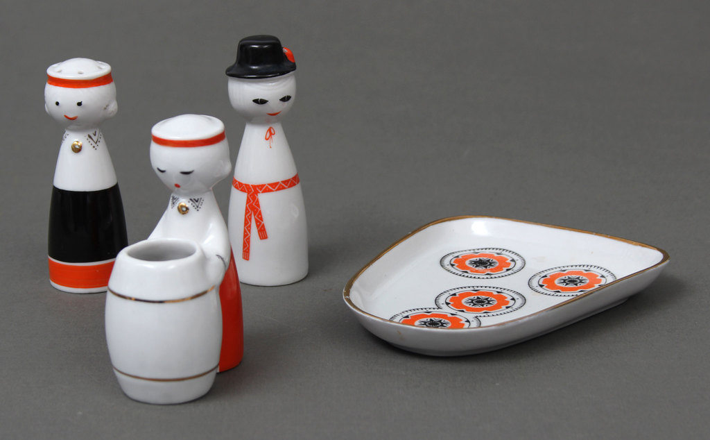 Set of porcelain spice bowls ''Game''