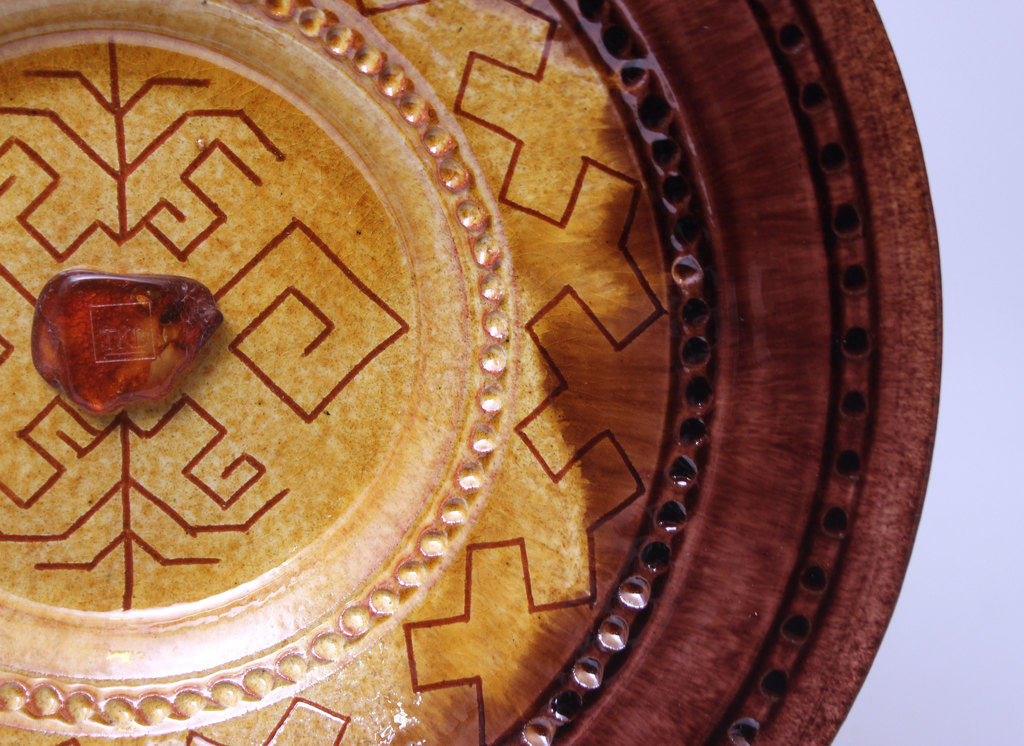 TKB jubilejas dekoratīvs māla šķīvis ar dzintaru