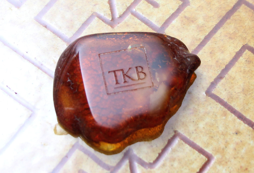 Юбилейная декоративная глиняная тарелка ТКБ с янтарем