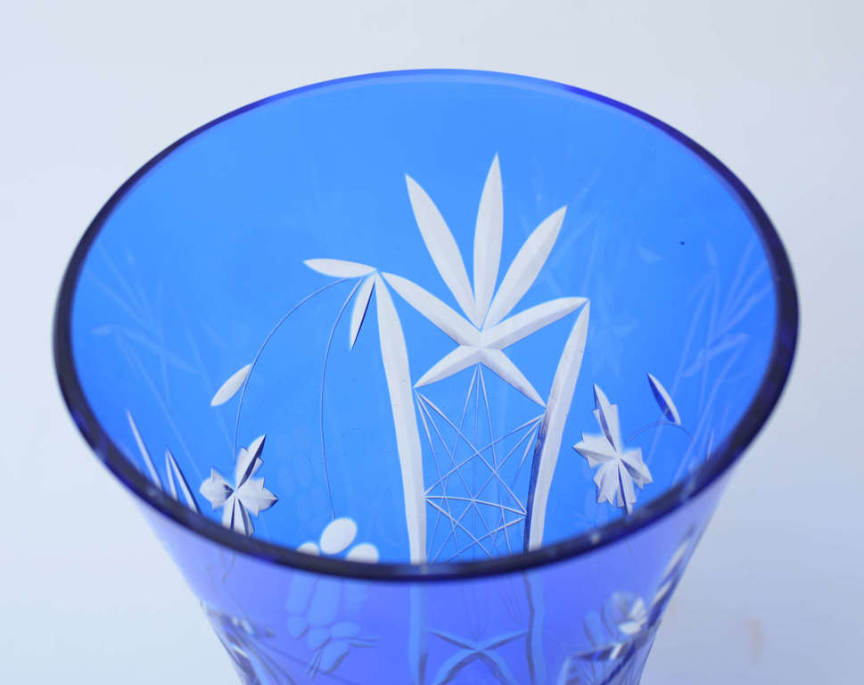 Zila stikla vāze ar rokas slīpējuma ornamentu  