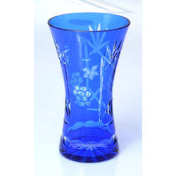 Zila stikla vāze ar rokas slīpējuma ornamentu  