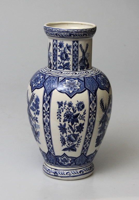 Фарфоровая ваза с голландской мельницей, цветочный мотив