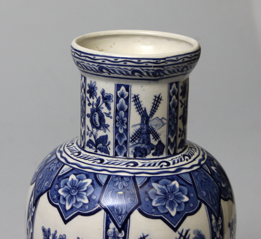 Porcelāna vaze ar Holandes dzirnavu, ziedu motīvu