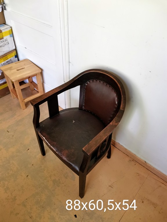 Krēsls ar ādas apdari