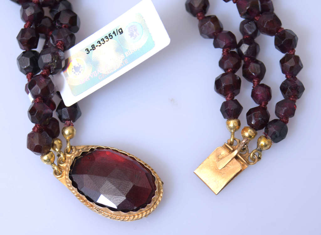 Bracelet with garnets and gold clasp