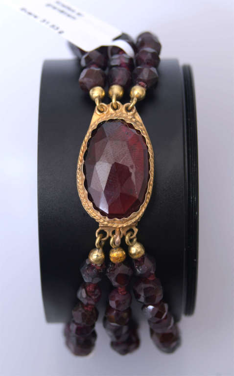 Bracelet with garnets and gold clasp