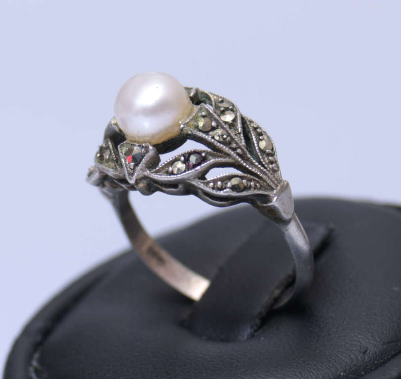 Sudraba gredzens ar pērli un markizetu 