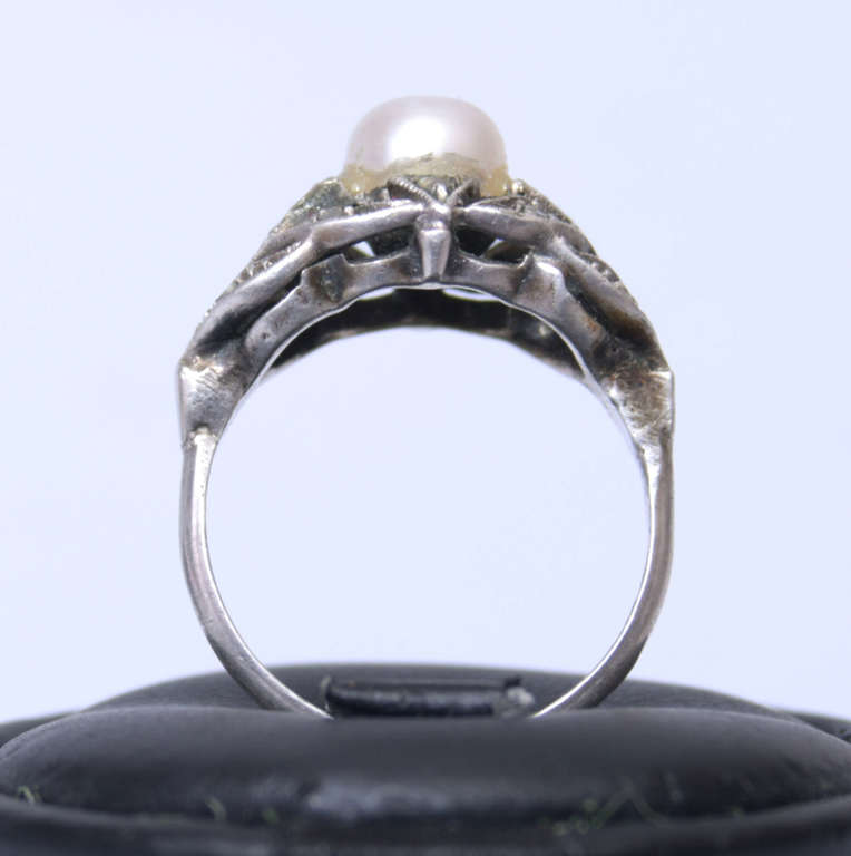 Silver ring with pearl and marquise