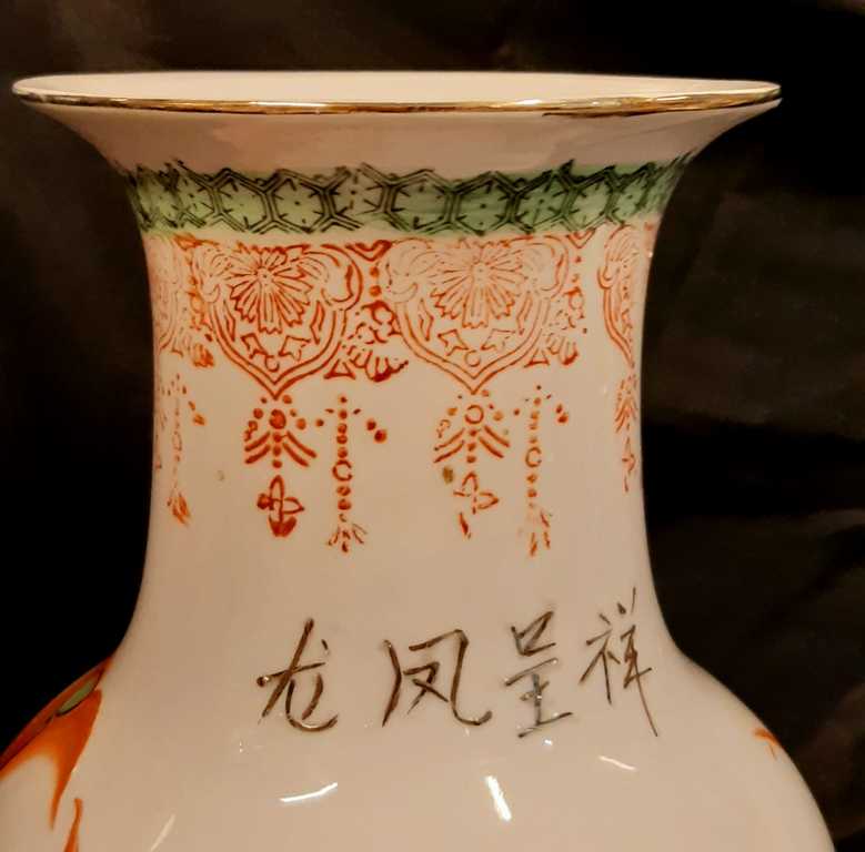 Фарфоровая ваза с росписью 