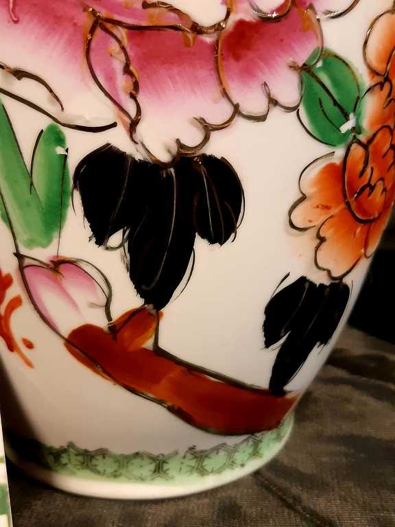 Фарфоровая ваза с росписью 