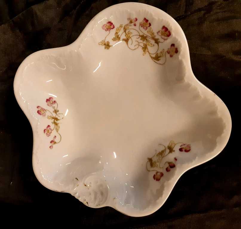 Dekoratīvais porcelāna šķīvis , Kuznecovs ? 20. gs. pirmā puse. Latvija,  Gleznojums, porcelāns.  Izmērs  25×23×4.5 cm