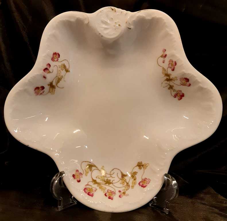 Decorative porcelain plate, Kuznetsov? 20th century the first half. Latvia, Painting, porcelain. Size 25×23×4.5 cm