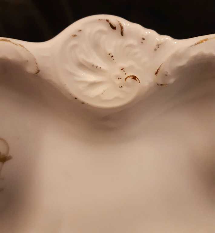 Dekoratīvais porcelāna šķīvis , Kuznecovs ? 20. gs. pirmā puse. Latvija,  Gleznojums, porcelāns.  Izmērs  25×23×4.5 cm